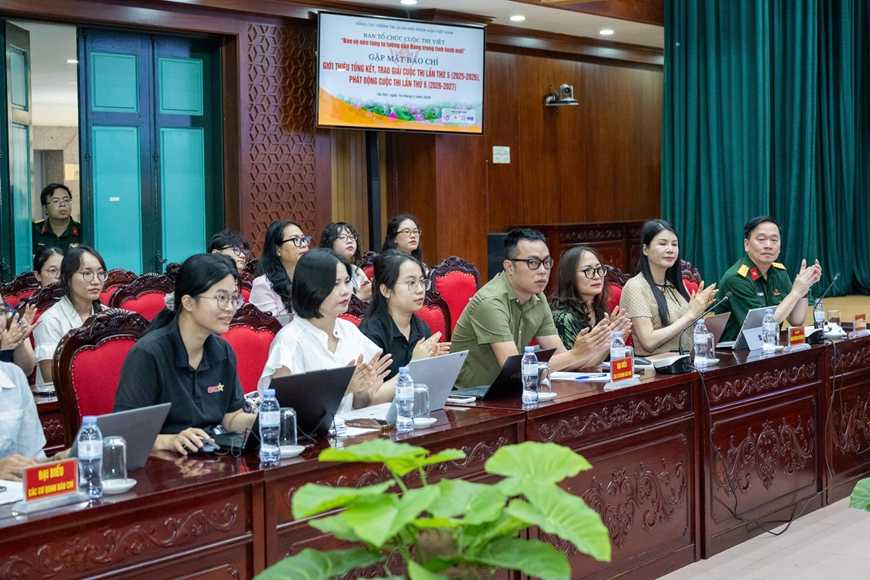 Các đại biểu tham dự buổi gặp mặt báo chí. 