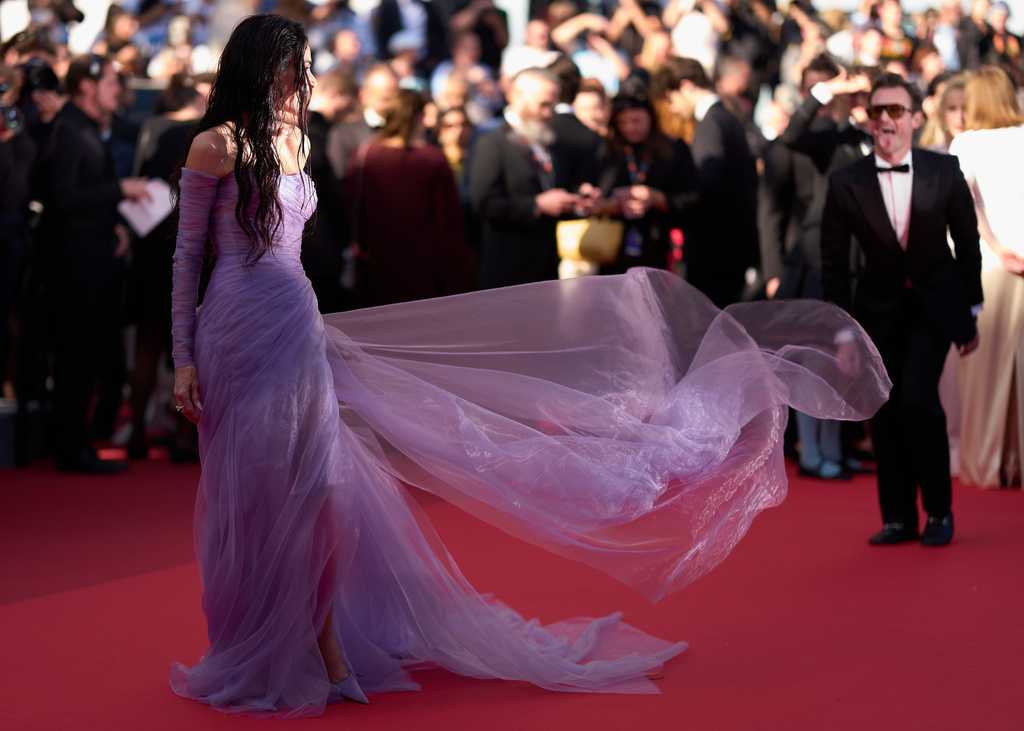 Demi Moore chiếm spotlight thảm đỏ Cannes ngày hai